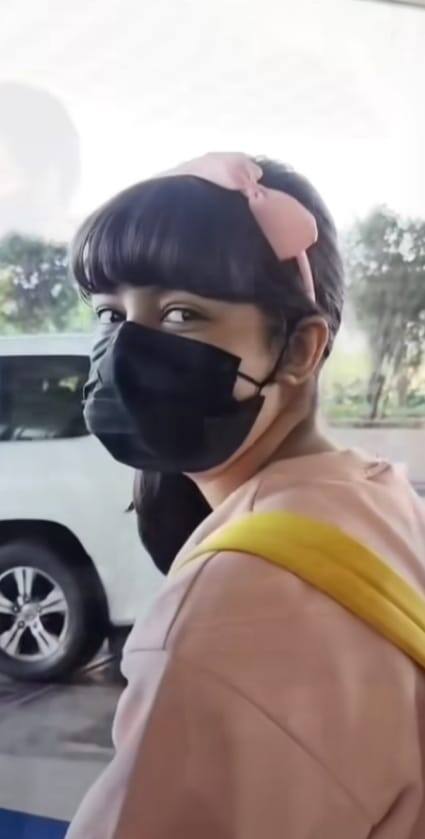 वहीं बात करें आराध्या की तो वो इस बार पिंक स्वेटशर्ट और ब्लू जींस में नजर आईं. आराध्या में भी मास्क से अपना फेस ढका हुआ था.