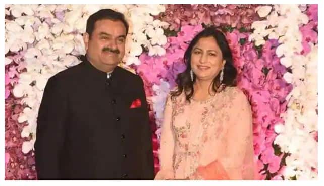 Gautam Adani did not like wife at first sight, then love story started like this Gautam Adani Love Story: ਪਹਿਲੀ ਨਜ਼ਰ 'ਚ ਪਤਨੀ ਨੂੰ ਪਸੰਦ ਨਹੀਂ ਆਏ ਸੀ ਗੌਤਮ ਅਡਾਨੀ, ਫਿਰ ਇੰਝ ਸ਼ੁਰੂ ਹੋਈ ਲਵ ਸਟੋਰੀ