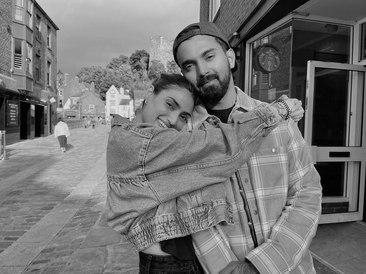 सुनील शेट्टी की बेटी अथिया शेट्टी (Athiya Shetty) भी इन दिनों क्रिकेटर केएल राहुल को डेट कर रही हैं. यह कपल भी अपनी लव लाइफ फैंस या फैमिली से छुपाते नहीं हैं.