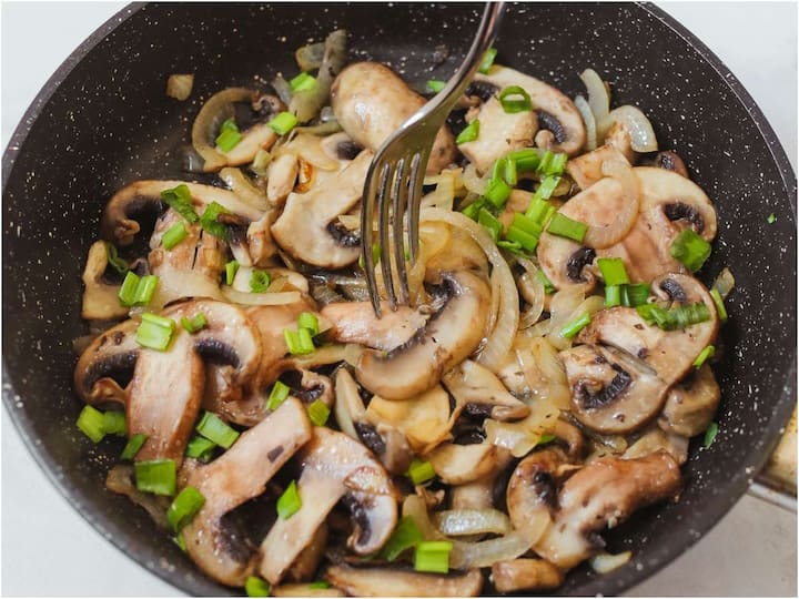 Are mushrooms vegetarian or non-vegetarian? Why don't vegetarians eat them? Mushroom veg or Nonveg: పుట్టగొడుగులు శాకాహారమా లేక మాంసాహారమా?  శాకాహారులు వాటిని ఎందుకు తినరు?
