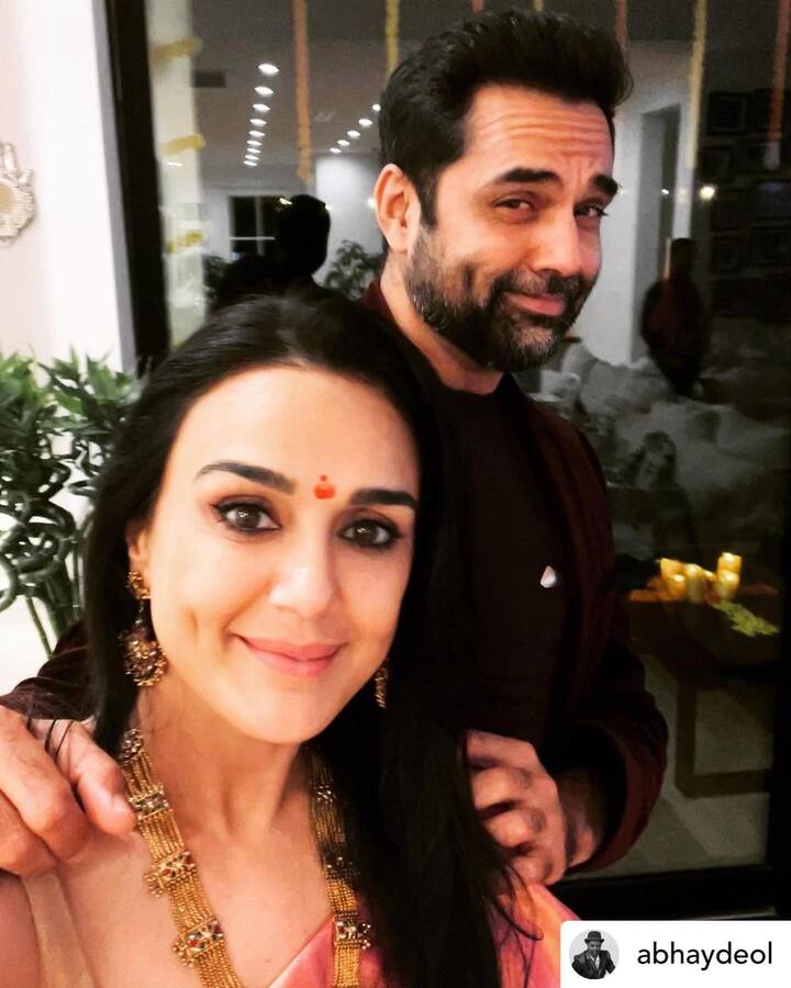 इन तस्वीरों में अभय देओल ब्लैक एथनीक आउटफिट में नजर आ रहे हैं. दोनों की इन तस्वीरों को फैन्स ने खूब पसंद किया था और अलग-अलग प्रतिक्रिया भी दी.