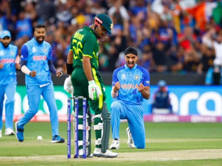 Arshdeep Singh's ability to handle pressure is phenomenal, says India bowling coach Paras Mhambrey T20 World Cup 2022: अर्शदीप सिंहकडं दबावातही चांगली कामगिरी करण्याची क्षमता; गोलंदाजी प्रशिक्षक पारस म्हांब्रेंचा विश्वास