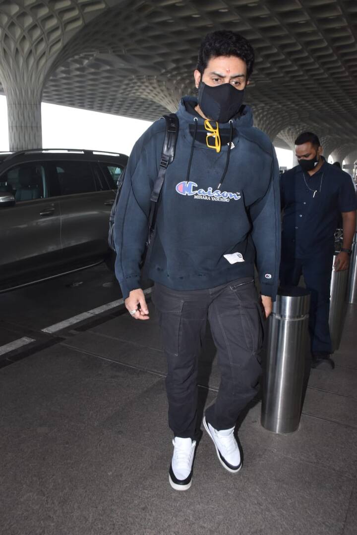 Abhishek Bachchan Airport Look: हाल ही में बॉलीवुड एक्ट्रेस ऐश्वर्या राय बच्चन (Aishwarya Rai Bachchan) अपनी बेटी आराध्या बच्चन और पति अभिषेक बच्चन (Abhishek Bachchan) के साथ मुंबई एयरपोर्ट पर स्पॉट की गई हैं. इस दौरान ऐश्वर्या को एक बार फिर ब्लैक आउटफिट में देखा गया.