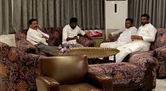 Plan to Buy TRS MLAs: ఎమ్మెల్యేల బేరసారాలు జరుగుతుండగా భగ్నం చేసిన పోలీసులు