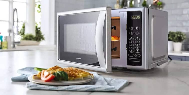 microwave oven tech tips safety disadvantages કામની વાતઃ તમે પણ માઇક્રોવેવ ઓવનમાં ખાવાનું ગરમ કરો છો તો સાવધાન, થાય છે ઘણા મોટા નુકસાન