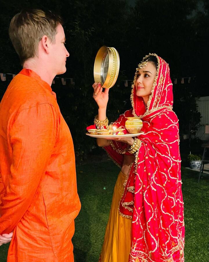 करवाचौथ पर भी प्रीति ने अपनी कुछ तस्वीरें शेयर की थीं. जिसमें वो अपने पति के साथ व्रत खोलती हुए नजर आई थीं.