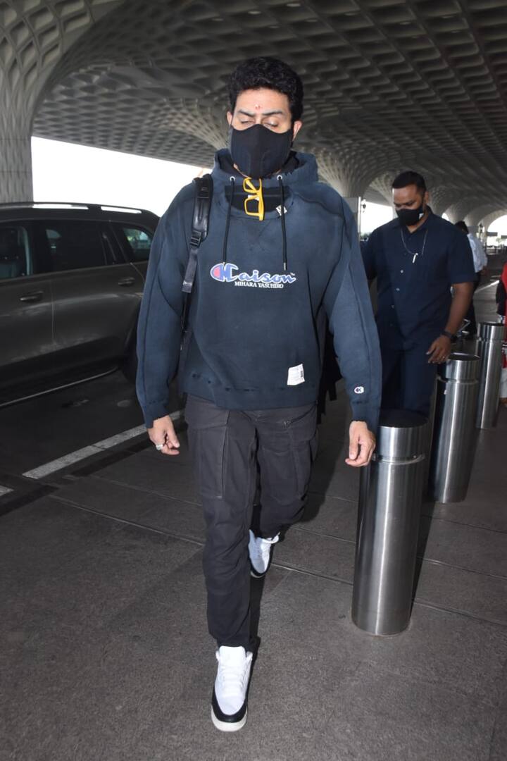 अभिषेक एयरपोर्ट पर कूल लुक में नजर आए. उन्होंने डार्क ब्लू हुड्डी के साथ ब्लैक पेंट और व्हाइट शूज कैरी किए हुए थे.