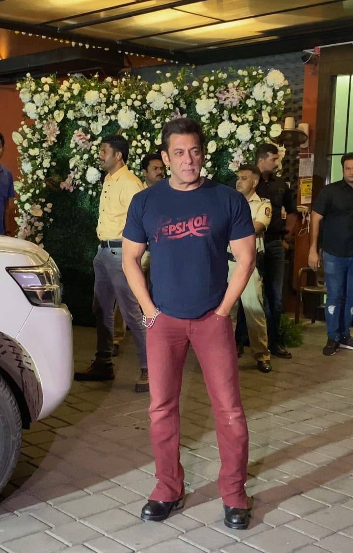 Ayush Sharma Birthday: बॉलीवुड एक्टर और अर्पिता खान के पति आयुष शर्मा (Ayush Sharma) आज 26 अक्टूबर को अपना बर्थडे सेलिब्रेट कर रहे हैं. इस मौके पर बीती रात एक प्री बर्थडे पार्टी रखी गई. जिसमें बॉलीवुड की कई बड़ी हस्तियां पहुंची. वहीं डेंगू से ठीक होकर सलमान खान (Salman Khan) भी आयुष के बर्थडे बैश में पहुंचे.