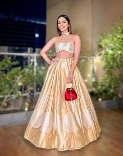 गोल्डन लहंगे में एकदम पटाखा लगीं मानुषी छिल्लर, ब्यूटी क्वीन बेटी के लिए पैपराजी बने पापा