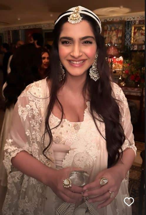 For the Diwali bash that Sonam hosted, Sonam opted for Anamika Khanna again.