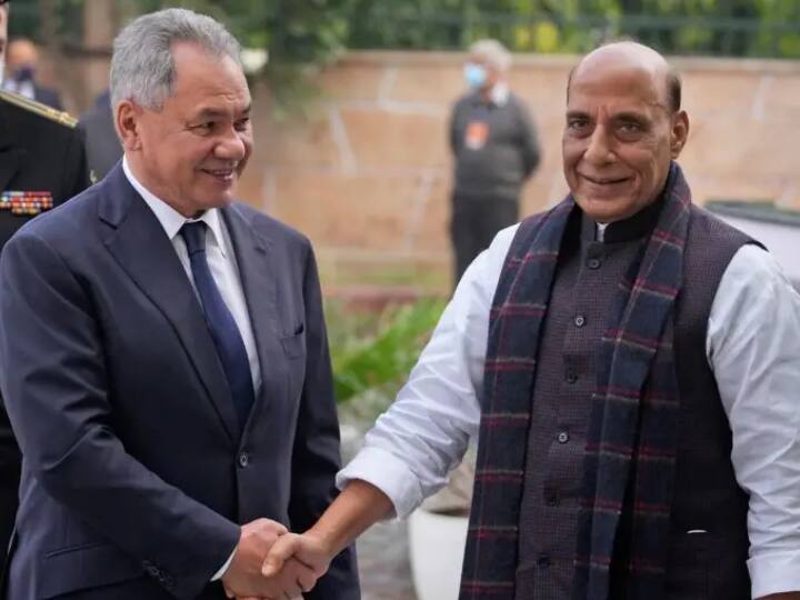 बुधवार (26 अक्टूबर) को ही यूक्रेन द्वारा डर्टी-बम के संभावित इस्तेमाल को लेकर रूस ने भारत से चिंता जाहिर की थी. इस बावत रूस के रक्षा मंत्री ने भारत के रक्षा मंत्री राजनाथ सिंह को फोन कर यूक्रेन में बिगड़ते हालात और न्यूक्लियर-बम के संभावित इस्तेमाल के बारे में जानकारी साझा की थी.   भारत के रक्षा मंत्री राजनाथ सिंह के साथ-साथ रूस के रक्षा मंत्री ने डर्टी बम को लेकर चीन, अमेरिका, फ्रांस और तुर्की जैसे बड़े देशों के रक्षा मंत्रियों को भी आगाह किया है. यही वजह है कि जब रूस के रक्षा मंत्री सर्गेई शोईगू ने भारतीय समकक्ष से फोन पर बात की तो राजनाथ सिंह ने साफ तौर से कहा कि रूस और यूक्रेन दोनों को ही परमाणु विकल्प का सहारा नहीं लेना चाहिए क्योंकि परमाणु या रेडियोलॉजिकल हथियारों के उपयोग की संभावना मानवता के मूल सिद्धांतों के विरूद्ध है. साथ ही उन्होंने रूस-यूक्रेन युद्ध के शीघ्र समाधान के लिए एक बार फिर से बातचीत और कूटनीति के मार्ग पर ही चलने की सलाह दी.