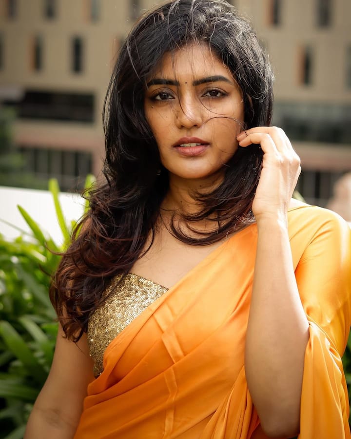 ట్రెడిషనల్, ట్రెండీ ఏ లుక్ అయినా ఈషా అందం రెట్టింపు అవడమే కానీ తగ్గేదెలేదు. Image credit: Eesha Rebba/Instagram