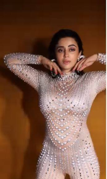 मण्यांचा ड्रेस तिनं घातलाय. हा लुकवरुन चाहते वेगवेगळ्या प्रतिक्रिया देत आहेत.