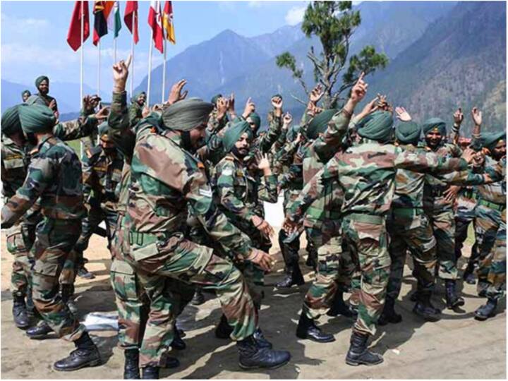 When Sikh Regiment Save Jammu Kashmir from Pakistan in 1947 Shaurya Diwas Defence Minister Rajnath Singh कश्मीर को पाकिस्तान के चंगुल से बचाने की दास्तां, श्रीनगर में देश मनाएगा शौर्य दिवस, रक्षा मंत्री भी रहेंगे मौजूद
