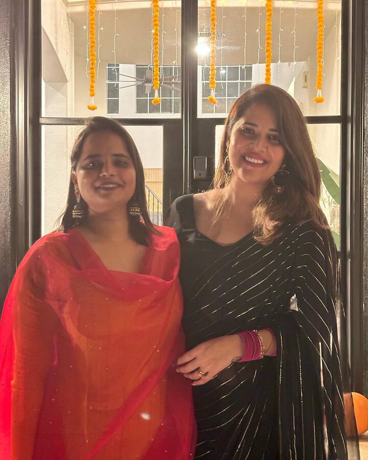 చాలా కాలం పాటు పలు షోలకు యాంకర్ గా చేసింది. Photo Credit: Anasuya Bharadwaj/Instagram