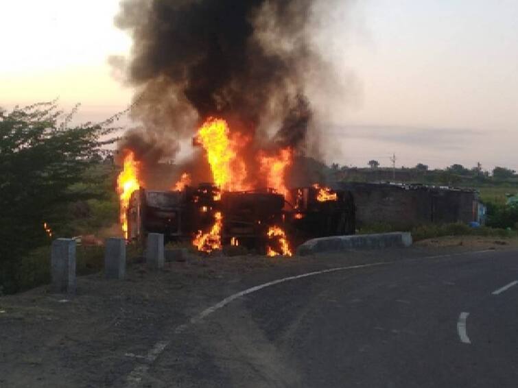 madhya pradesh fuel tanker travelling from indore to kargone outbursts in turning, 2 dead and 20 injured Tanker Lorry Accident : கூட்டம் கூட்டமாக எரிபொருளை எடுத்துச்சென்ற மக்கள்.. வெடித்த டேங்கர் லாரி.. 2 பேர் உயிரிழப்பு.. 20 பேருக்கு காயம்..