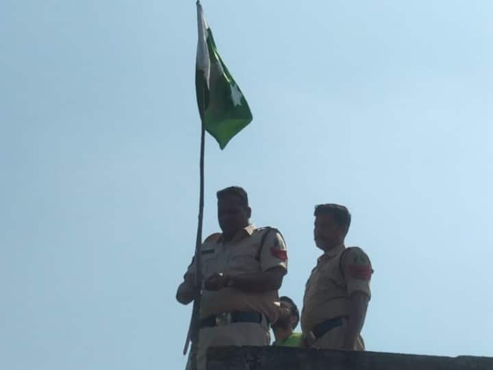 Sarangarh Chhattisgarh Fruit seller allegedly hoisted Pakistani flag police arrested Congress BJP ANN Chhattisgarh में फल विक्रेता ने घर फहराया 'पाकिस्तानी झंडा', जमकर हुआ बवाल, आरोपी अरेस्ट