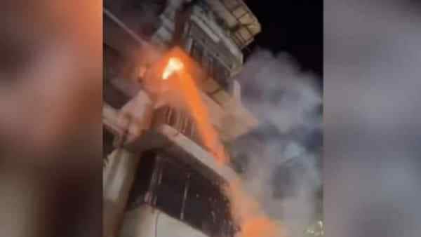 News: diwali rocket fire on residential apartment building in thane mumbai, video viral Diwali Rocket: દિવાળીની આતશાબીજીથી ભય, અજાણ્યા યુવકે ઘરની ઉપર છોડ્યા એક પછી એક ધડાધડ રૉકેટ, વીડિયો થયો વાયરલ