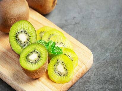 Recovering From Dengue? Here’s Why Kiwi Must Be On Your Diet Kiwi : கிவி பழத்தை சாப்பிடுவதை தவிர்க்காதீங்க.. இதனால் இத்தனை நன்மைகளா? இதுவரைக்கும் இது தெரியாதே..