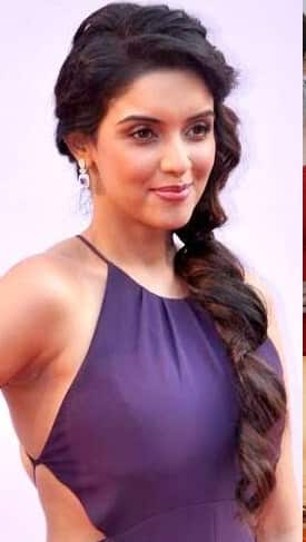 মালায়লম ছবি দিয়ে অভিনয় কেরিয়ার শুরু হয় আসিনের। পরবর্তীকালে তামিল, তেলুগু, হিন্দি ভাষায় ছবি করেছেন। অভিনয়ের পাশাপাশি ভারতনাট্যমে তুখোড় তিনি। আসিন একজন প্রশিক্ষণপ্রাপ্ত নৃত্যশিল্পী। কেরিয়ারে তিনটি ফিল্মফেয়ার পুরস্কার পেয়েছেন।