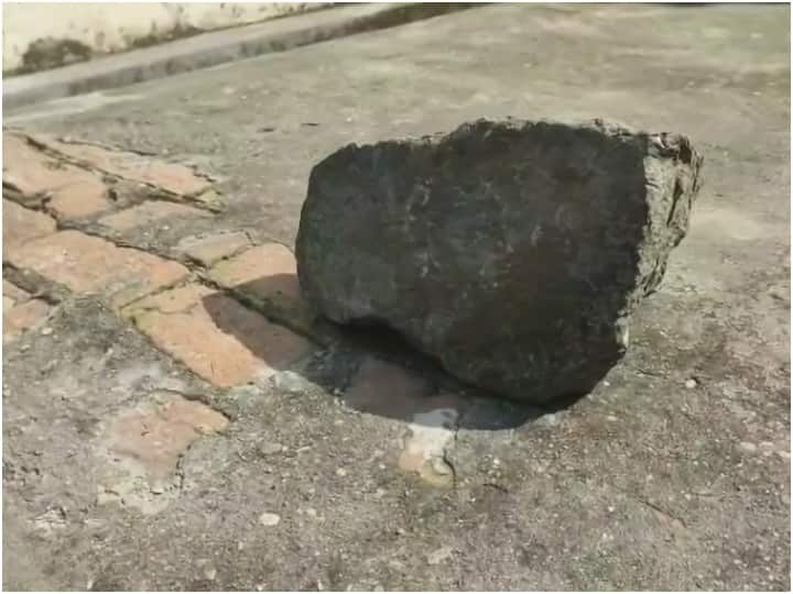 pilibhit a mysterious stone allegedly fell from the sky ann Pilibhit: पीलीभीत में आसमान से 'रहस्यमयी पत्थर' गिरने का दावा, वजन करीब 14 किलो, लोगों का लगा तांता