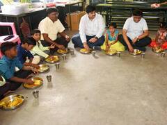 கரூர்: உணவின் தரம் தெரிந்து கொள்ள குழந்தைகளோடு அமர்ந்து உணவு அருந்திய ஆட்சியர்