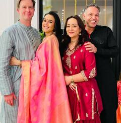 Preity Zinta Diwali Look: दिवाली पर पिंक साड़ी में बला की खूबसूरत दिखीं प्रीति जिंटा, पति के साथ खास अंदाज में किया सेलिब्रेट