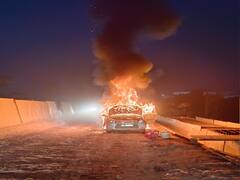 अचानक सड़क पर धू-धू कर जलने लगी कार, शीशा तोड़कर चालक को बचाया, निकलते ही हुआ फरार