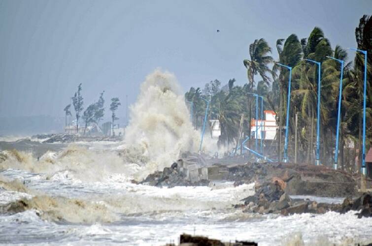 cyclone sitrang updates rain cyclone sitrang kills 35 in bangladesh said officials Cyclone Sitrang : बांगलादेशात 'सितरंग' चक्रीवादळाचा तडाखा, आतापर्यंत 35 जणांचा मृत्यू, अनेक घरं उद्ध्वस्त