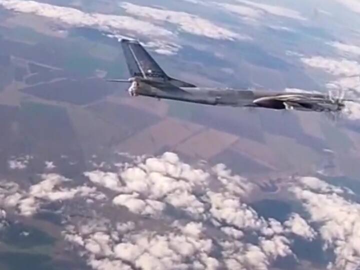 आपको बता दें कि रूस के पास इस वक्त छह हजार (6000) से भी ज्यादा परमाणु हथियार है. अगर यूक्रेन की तरफ से डर्टी बम जैसी कोई उकसावे की कार्रवाई हुई तो रूस यूक्रेन को तबाह करने में कोई कसर नहीं छोड़ेगा. यही वजह है कि रूस के रक्षा मंत्री सभी बड़े देशों को यूक्रेन की करतूत के बारे में पहले से जानकारी साझा कर रहे हैं.