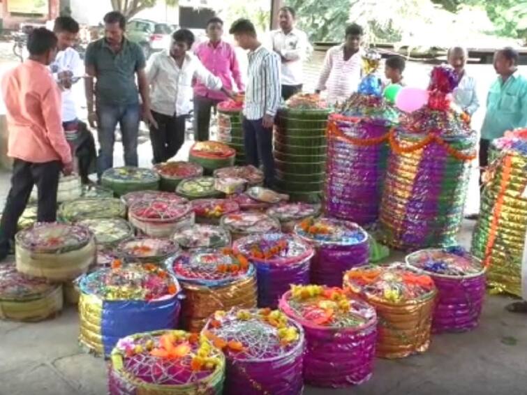 In the market of Pandharpur the farmers chewing leaf got a good price  Agriculture News : चक्क कॅडबरीप्रमाणं सजले 'पानांचे डाग' 50 ते 60 वर्षाची परंपरा, फटाके वाजवून शेतकऱ्यांचं स्वागत 