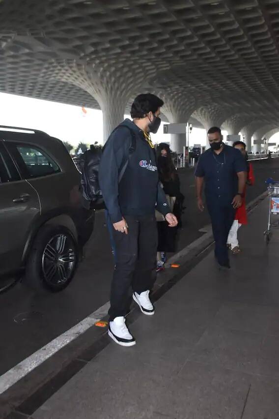 ਬਾਲੀਵੁੱਡ ਐਕਟਰ ਅਭਿਸ਼ੇਕ ਬੱਚਨ ਨੂੰ ਹਾਲ ਹੀ 'ਚ ਮੁੰਬਈ ਏਅਰਪੋਰਟ 'ਤੇ ਦੇਖਿਆ ਗਿਆ। ਤਿੰਨਾਂ ਨੂੰ ਦੀਵਾਲੀ ਤੋਂ ਬਾਅਦ ਪਹਿਲੀ ਵਾਰ ਇਕੱਠੇ ਦੇਖਿਆ ਗਿਆ ਹੈ।