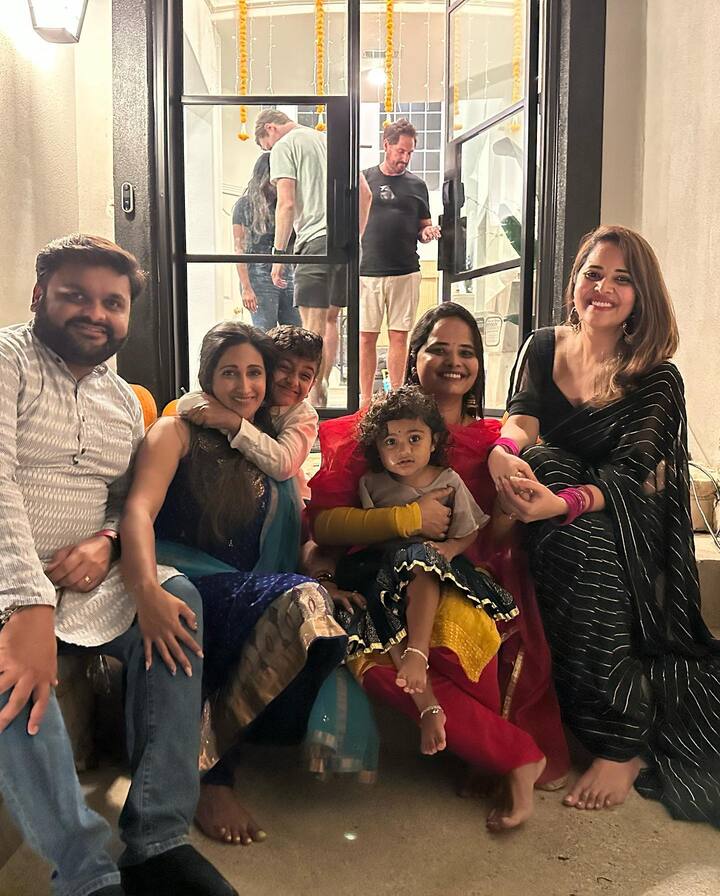 తాజాగా కుటుంబ సభ్యులతో కలిసి అనసూయ అమెరికాలో దీపావళి వేడుకలను ఘనంగా జరుపుకుంది.Photo Credit: Anasuya Bharadwaj/Instagram
