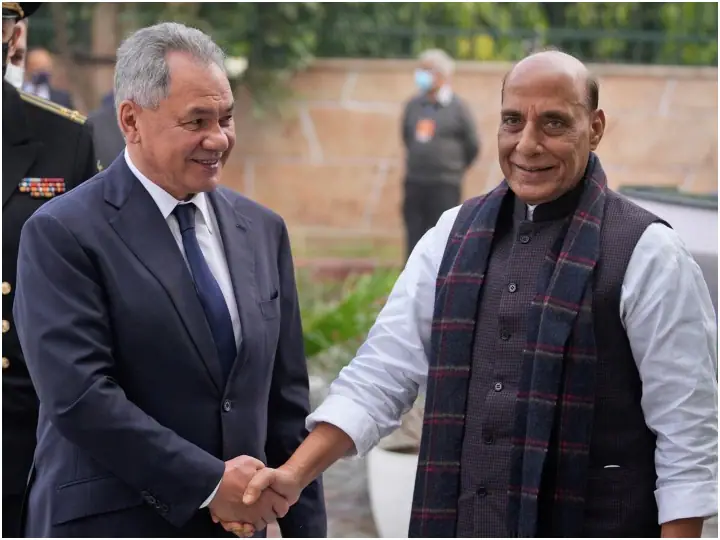रूस के रक्षा मंत्री ने राजनाथ सिंह से की बात, डर्टी बम के इस्तेमाल को लेकर दुनिया को आगाह किया