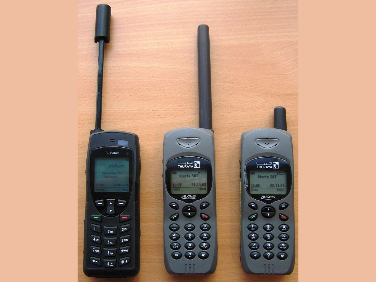 Iridium and Thuraya satellite phones (Photo: Wikimedia Commons)