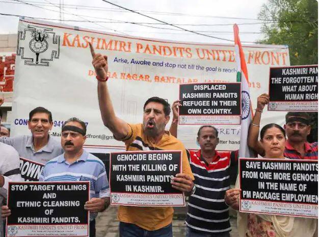 Jammu and Kashmir : 10 Kashmiri Pandit Families left their Village in Shopian Kashmiri Pandit News : ਟਾਰਗੇਟ ਕਿਲਿੰਗ ਨੇ ਮਨ 'ਚ ਪੈਦਾ ਕੀਤਾ ਡਰ, ਸ਼ੋਪੀਆਂ 'ਚ 10 ਕਸ਼ਮੀਰੀ ਪੰਡਿਤ ਪਰਿਵਾਰਾਂ ਨੇ ਛੱਡਿਆ ਆਪਣਾ ਪਿੰਡ