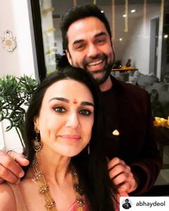 Preity Zinta Diwali Look: दिवाली पर पिंक साड़ी में बला की खूबसूरत दिखीं प्रीति जिंटा, पति के साथ खास अंदाज में किया सेलिब्रेट