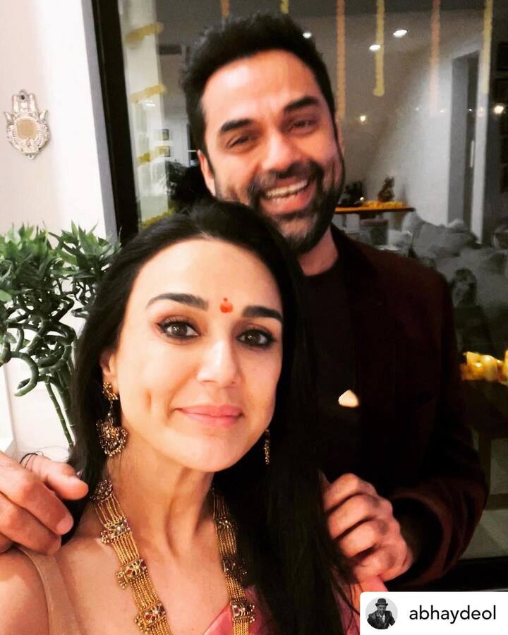 प्रीति जिंटा ने ये तस्वीरें अपने इंस्टाग्राम अकाउंट पर शेयर की हैं. जिसमें एथनीक लुक में बेहद खूबसूरत नजर आ रही हैं.