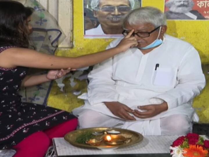 যাদবপুরের শ্রমজীবী ক্যান্টিনে বিমান বসুর ভাইফোঁটা। বামফ্রন্ট চেয়ারম্যানকে ফোঁটা দিলেন স্থানীয় মহিলারা।