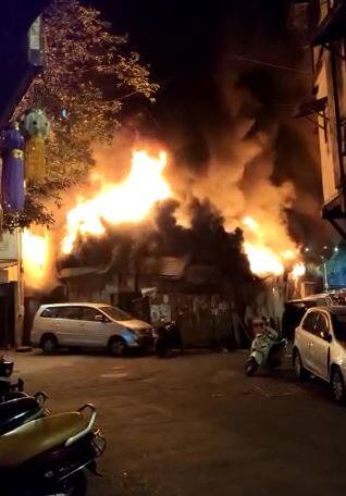 सहा कारबरोबर आठ दुचाकी जळून खाक