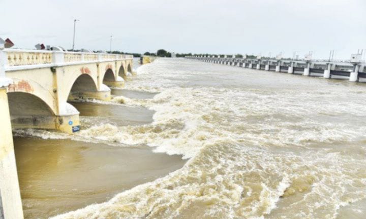 2 மகன்களுடன் காவிரியில் மூழ்கிய தாய்; குடும்ப பிரச்னையால் விபரீத முடிவு