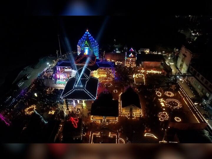सिंधुदुर्गातील कुणकेश्वर मंदिर हे दक्षिण कोकणची काशी म्हणून प्रसिद्ध आहे. (PHOTO : साईनाथ मठकर)