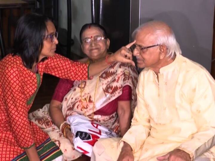 কাজের তাড়া নেই। ভবানীপুরের বাড়িতে বোনেদের হাতে ফোঁটা নিলেন তৃণমূল বিধায়ক শোভনদেব চট্টোপাধ্যায়।