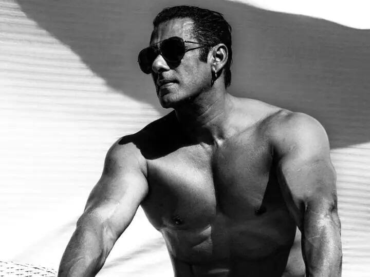 actor salman khan shares special post of wishing to bhai dooj a shirtless photo Bhai Dooj પર સલમાનનો નવો અવતાર, શર્ટ કાઢીને ફ્લૉન્ટ કર્યા પોતાના સિક્સ પેક એબ્સ, જુઓ........