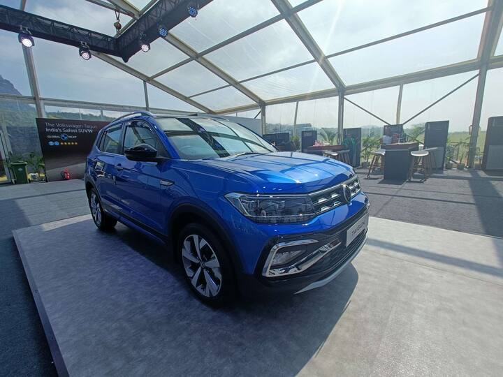 जर्मन ऑटो ब्रँड फोक्सवॅगनच्या (Volkswagen) विक्रीला एक वर्ष पूर्ण झाले आहे. आणि याचेच औचित्य साधून कंपनीने आज First Anniversary Edition Taigun ही एक विशेष आवृत्ती लॉन्च केली आहे. ही कार अनेक बदलांसह लॉन्च करण्यात आली आहे.