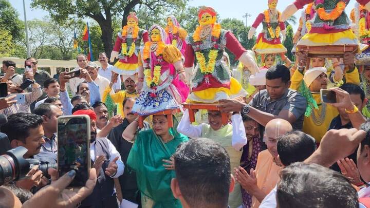 सीएम शिवराज ने आगे कह कि भौतिकता की अग्नि में दग्ध विश्व मानवता को शांति के शास्वत पथ पर भारत का यह दर्शन ही ले जा सकता है कि प्रकृति का शोषण मत करो. नदियां हमारे यहां केवल जल वाहिकाएं ही नहीं मानी गई हैं. यह हमारी पवित्र माताएं हैं इनको हम मां मानकर पूजा करते है. उनके बिना हमारा काम नहीं चल सकता. मुख्यमंत्री ने यह भी कहा कि प्रधानमंत्री नरेंद्र मोदी जी ने मिशन LiFE का कांसेप्ट दुनिया के सामने रखा है. हम Mission LiFE सफल करेंगे तो धरती पर लाइफ बचेगी. सीएम ने कहा कि मेरे प्रदेशवासियों गंभीर चिंतन हेतु गोवर्धन पूजा का यह कार्यक्रम रखा गया है. यह कोई कर्मकांड नहीं है हम केवल समस्या की बात नहीं करेंगे बल्कि समस्या का समाधान भी ढूंढेंगे. क्योंकि इस धरती को हमें सुरक्षित बचाए रखना है.