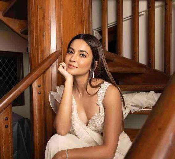 कृती खरबंदाच्या साडी लूकवर नेटकरी फिदा!