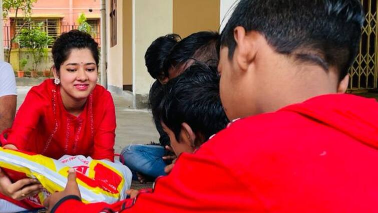 Ditipriya Roy: Actress Ditipriya Roy shared celebrated Bhai Dooj with Street Child, know in details Ditipriya Roy: পথশিশুদের ভাইফোঁটা, আদরের উপহার, দিতিপ্রিয়া যেন বাস্তবেও' রাসমণি'