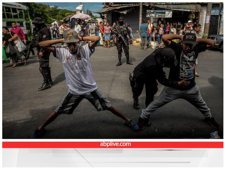 एलसाल्वाडोर (El Salvador): एलसाल्वाडोर देश की आबादी लगभग 62 लाख है. एलसाल्वाडोर पास 35 हजार की संख्या वाली एक सेना, 51 विमान और 30 हेलीकॉप्टर भी हैं.