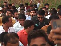 In Pic : नुकसानग्रस्त शेतकऱ्यांना भेटायला आदित्य ठाकरे थेट बांधावर